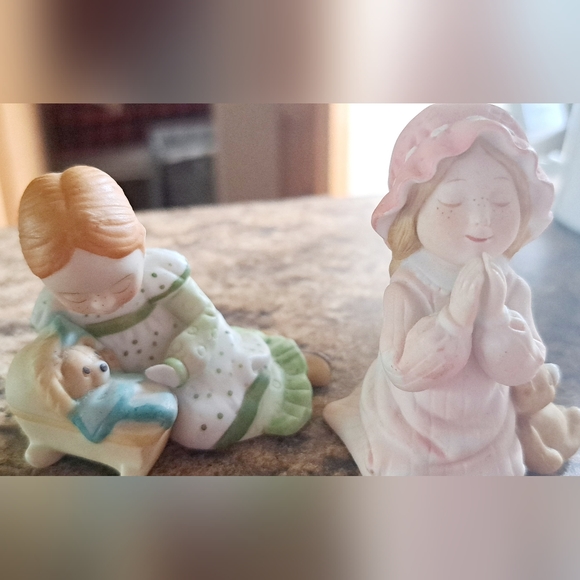 2 Precious Vintage  Holly Hobbie Miniature Praying Girl/Cradling Bear Figurines - Picture 5 of 9